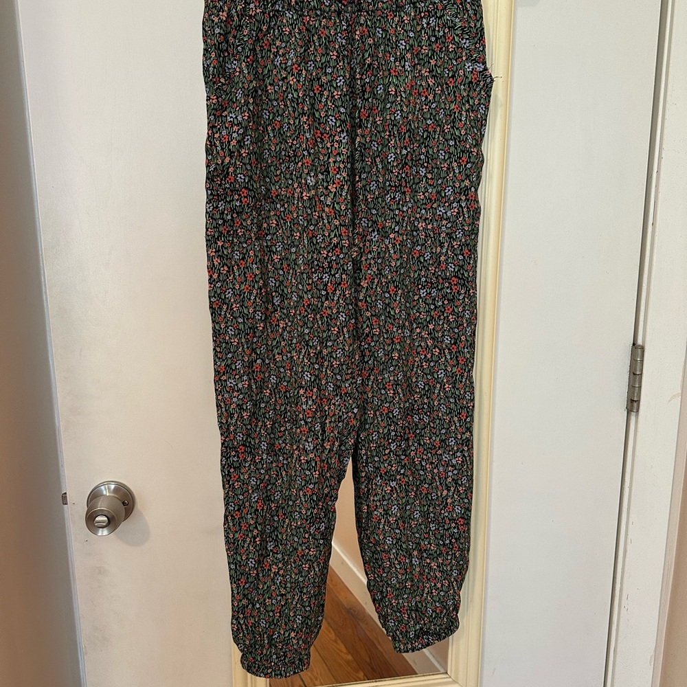 Olivaceous Floral Garden Print Flowy Jogger Pants Medium